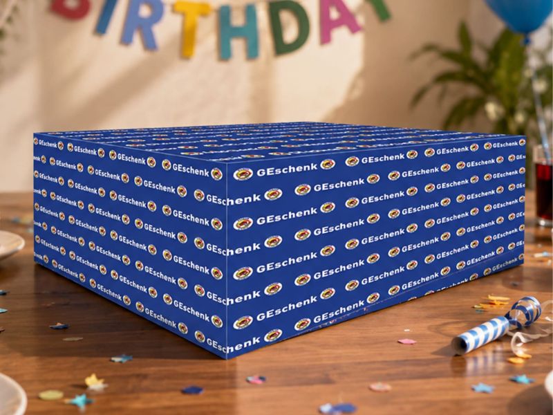 Geschenkpaket im blauen Zeckenschutz-Geschenkpapier auf einer Geburtstagsfeier